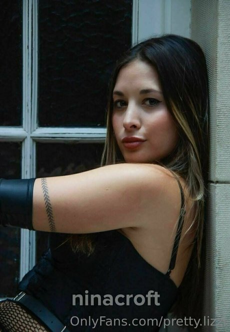 pretty lizzi exclusive star pic