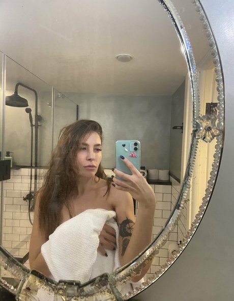 loralvova exclusive star photo