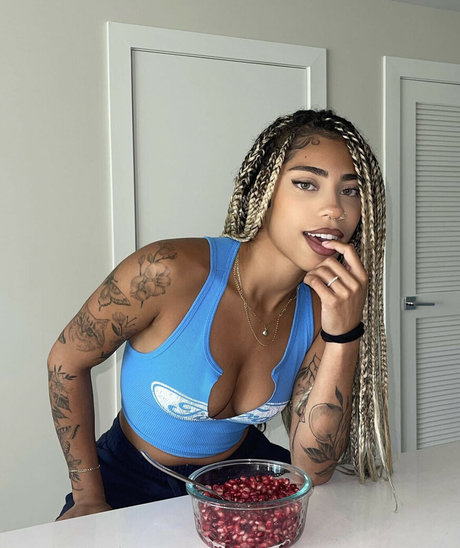 Thevenusdesire pornographic model img