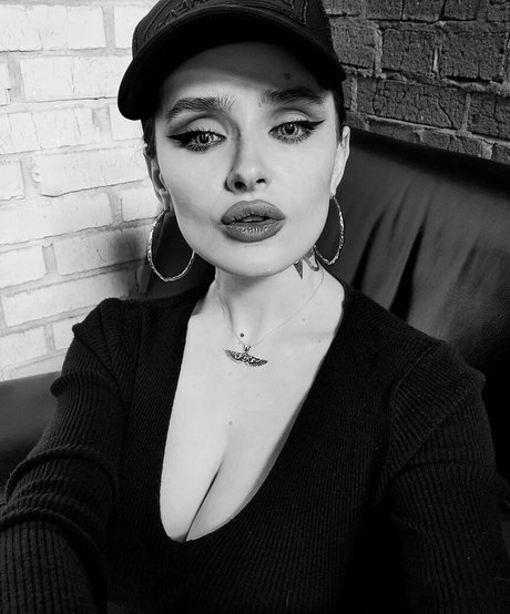 Taliyamilano art model pictures