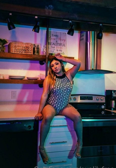 avalilyfree beautiful actress pictures