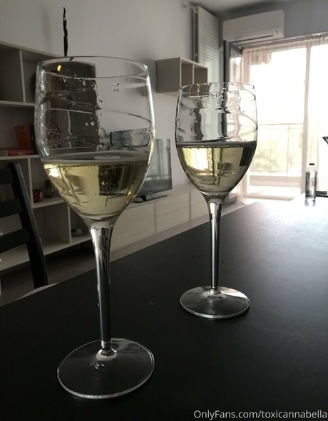 toxicannabella nude pornstar archive