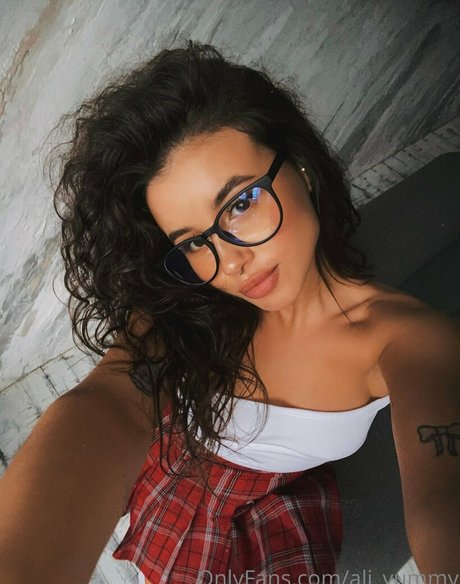 ali yummy adult model img