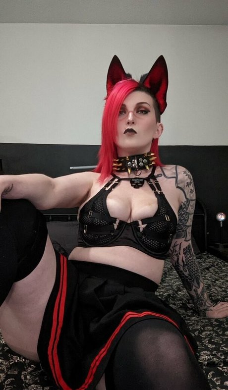 MajestyRedQueen model pornographic pic