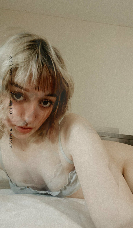 lilhoneydoeeyes free naked pornstar images