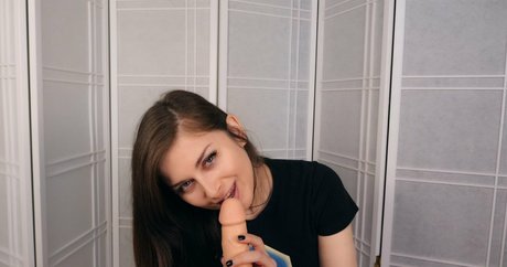 ellieidolfemdom nude model pic