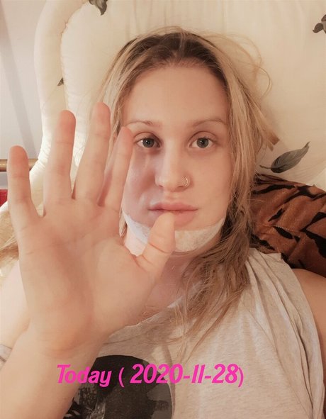 avrilvixxxen pretty pornstar photo