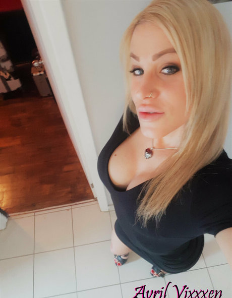 avrilvixxxen model erotic images