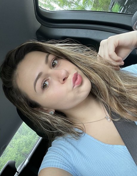 BaeBrii model nude picture