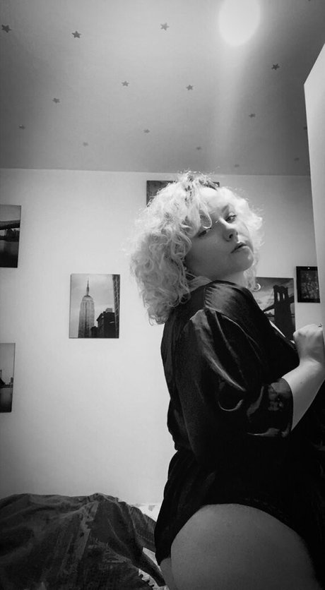 moniiquexxx naked actress picture