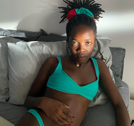 Clara Moneke sexy star photos