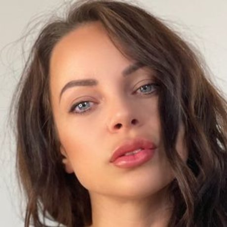 Sophia Leigh naked model pics