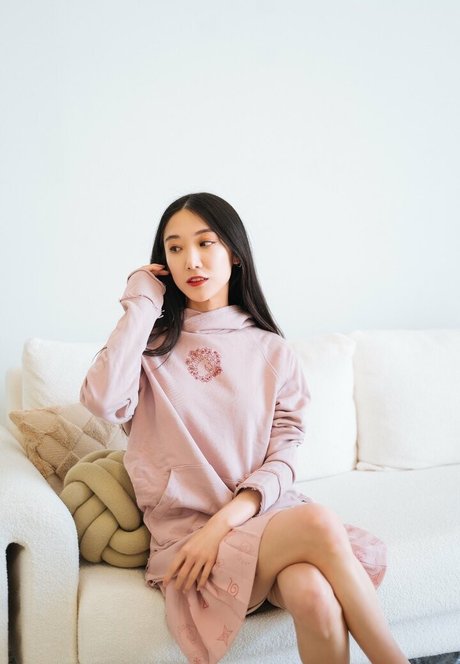 triciaisabirdy naked actress photo