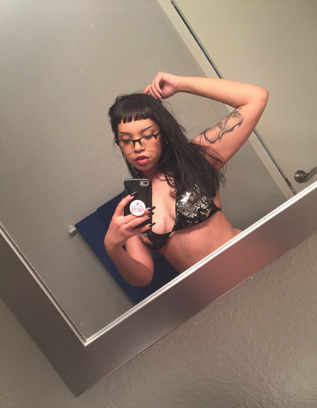 leilacherryfree erotic model pic