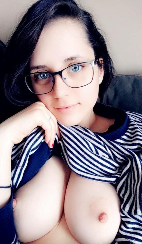 Saffron Bacchus hot actress photo