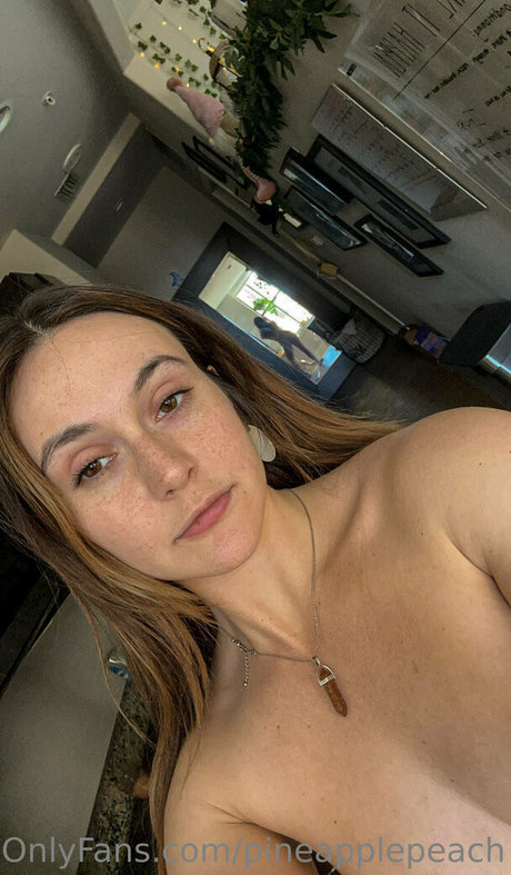 pineapplepeach nudes model photo