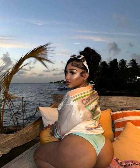 Ella Bandz porn star img