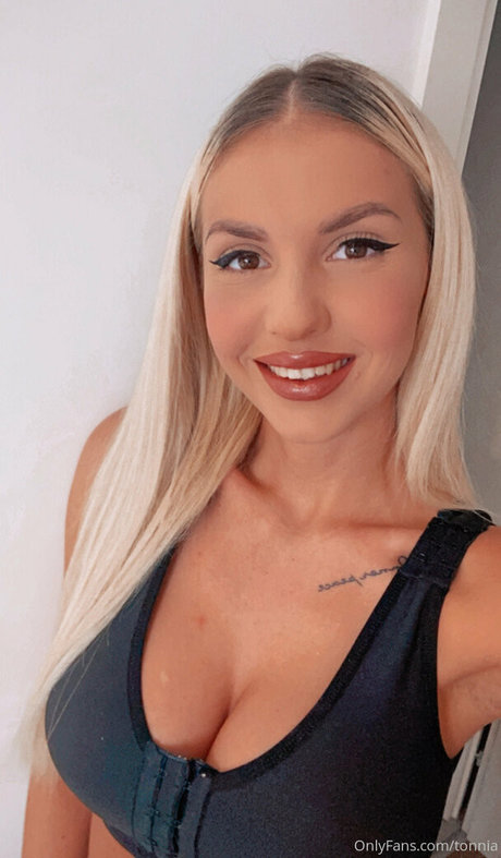 tonnia exclusive pornstar pic