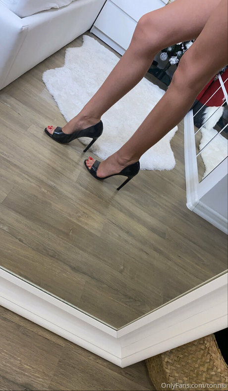 tonnia adult star pic