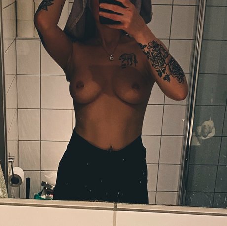 izzy 2505 art actress gallery