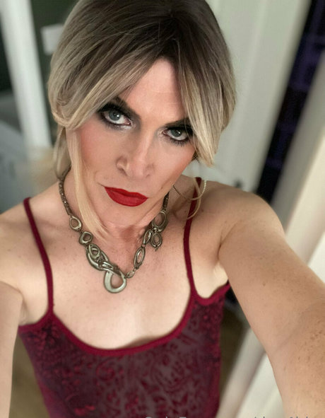 dee4bbc model pornographic images