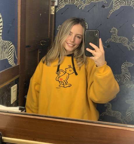 BlowMeNaomi pretty model picture