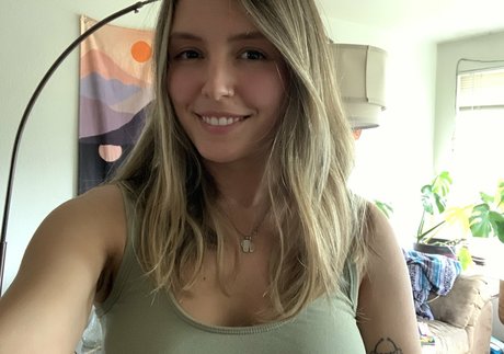 BlowMeNaomi erotic star image