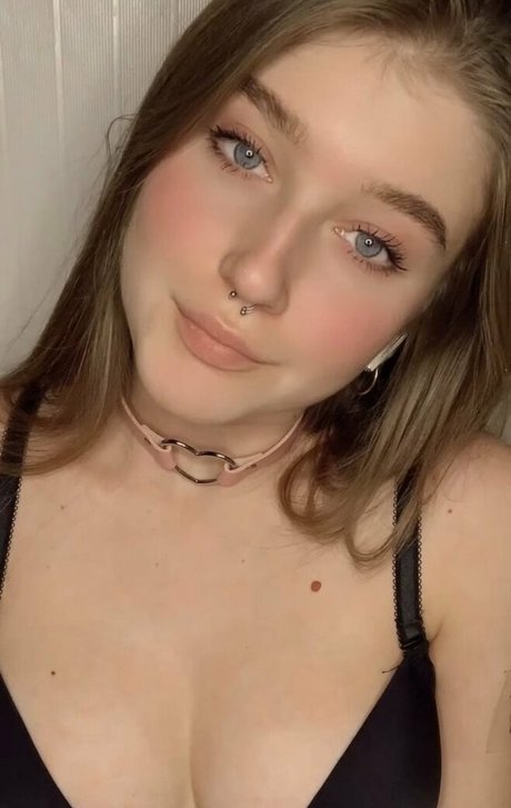 mycourtneyfrost nudes model images