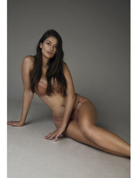 Ellie Weston model perfect pic