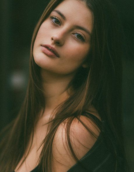 Ellie Weston model top img