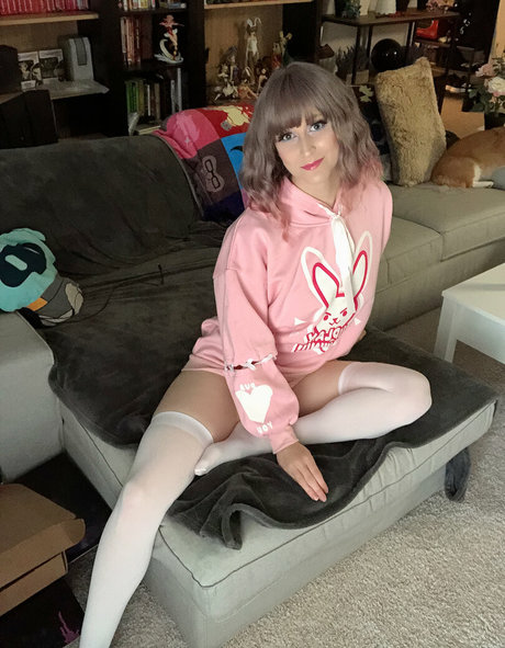 lorenia model top image