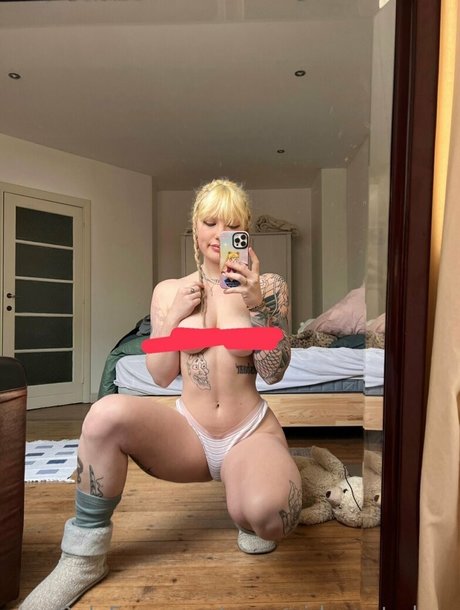 yourgirlnextdoorlau porn model pic