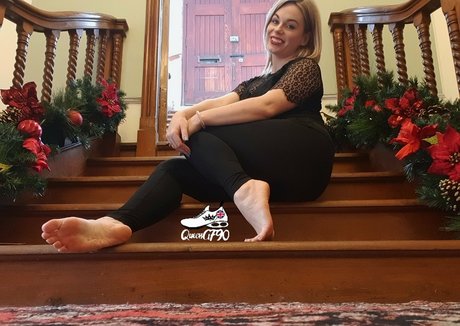 queengf90premium hot actress photo