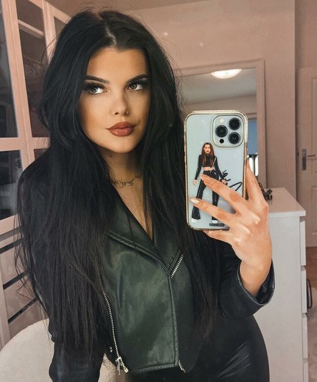 Lara Benjamina Winter hot model picture