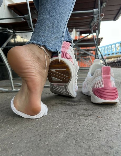 Mariefrenchgirlfeet free model photo