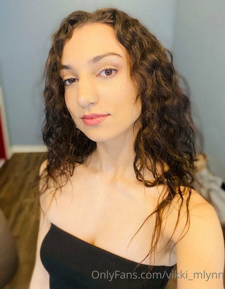 Vikki Mlynn nude model img