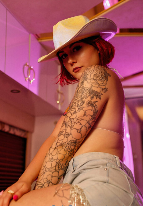 aziebugx hot model img