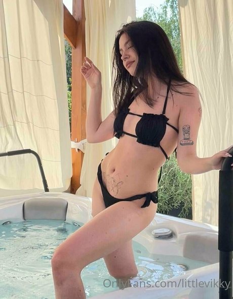 littlevikky erotic pornstar pictures