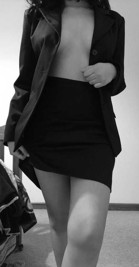 brokeunigirll model hd photo