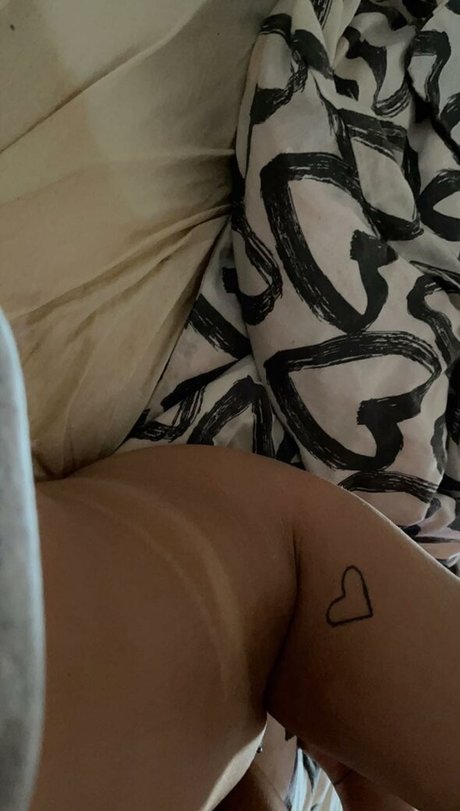 Luxuria erotic model pic