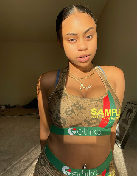 kaylalebombbb top model pic