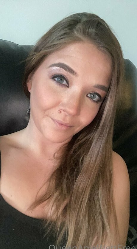 queenaniewettfree star beautiful pic