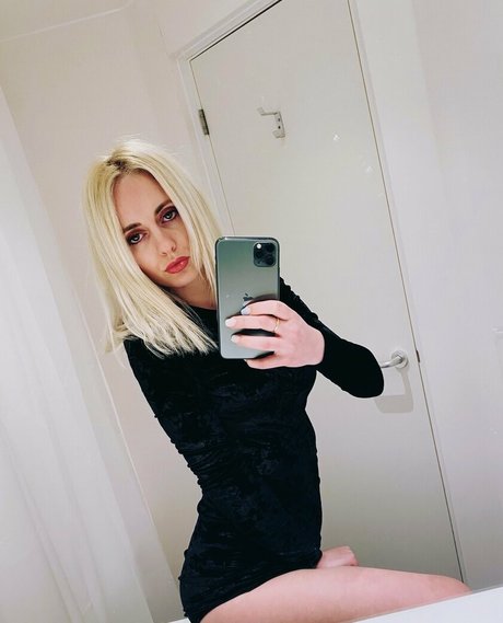 laraonelove hot pornstar image