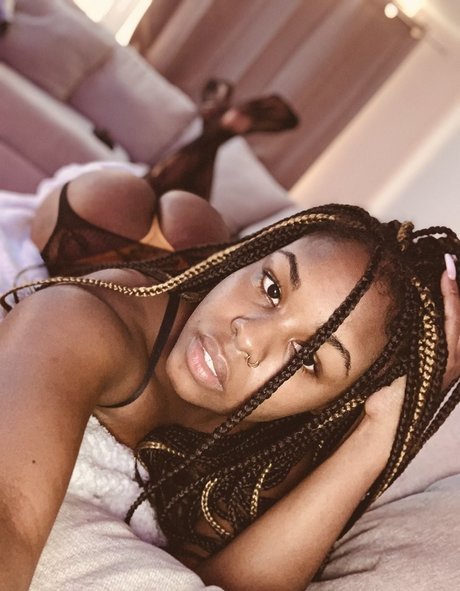 Liliwashere beautiful model photo