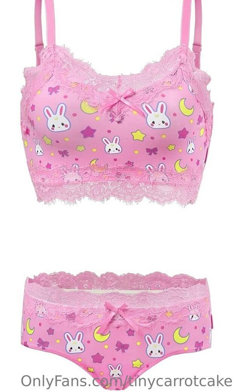 tinycarrotcake naked model image