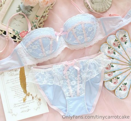 tinycarrotcake erotic actress image