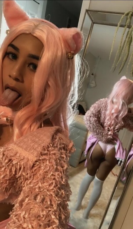 roxannesims naked pornstar image