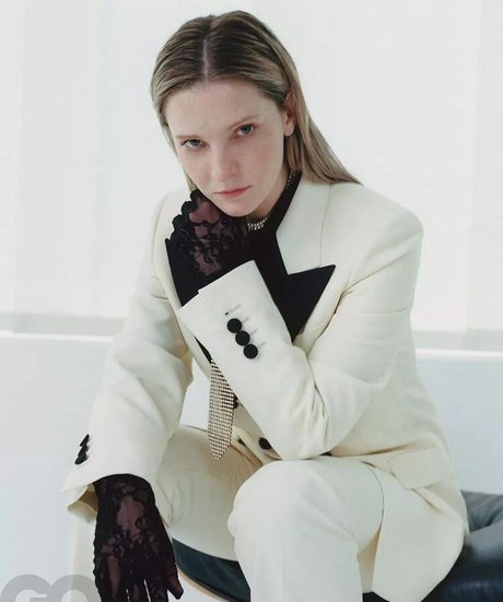 Morfydd Clark free model images