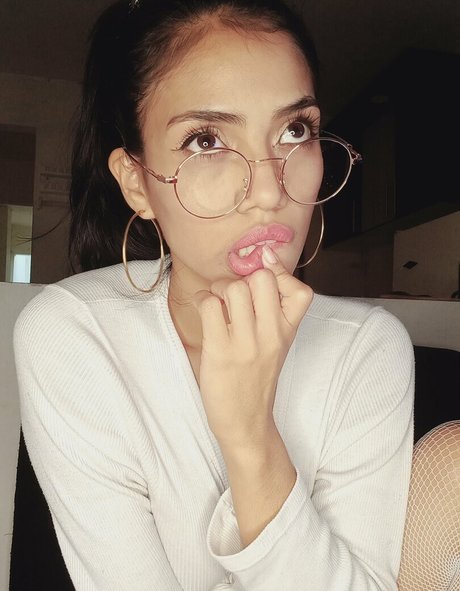 venus 22 naked model image