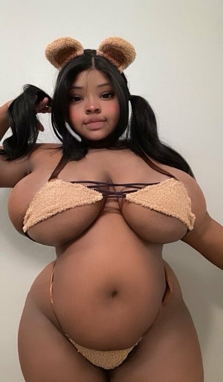 roarwie exclusive model images